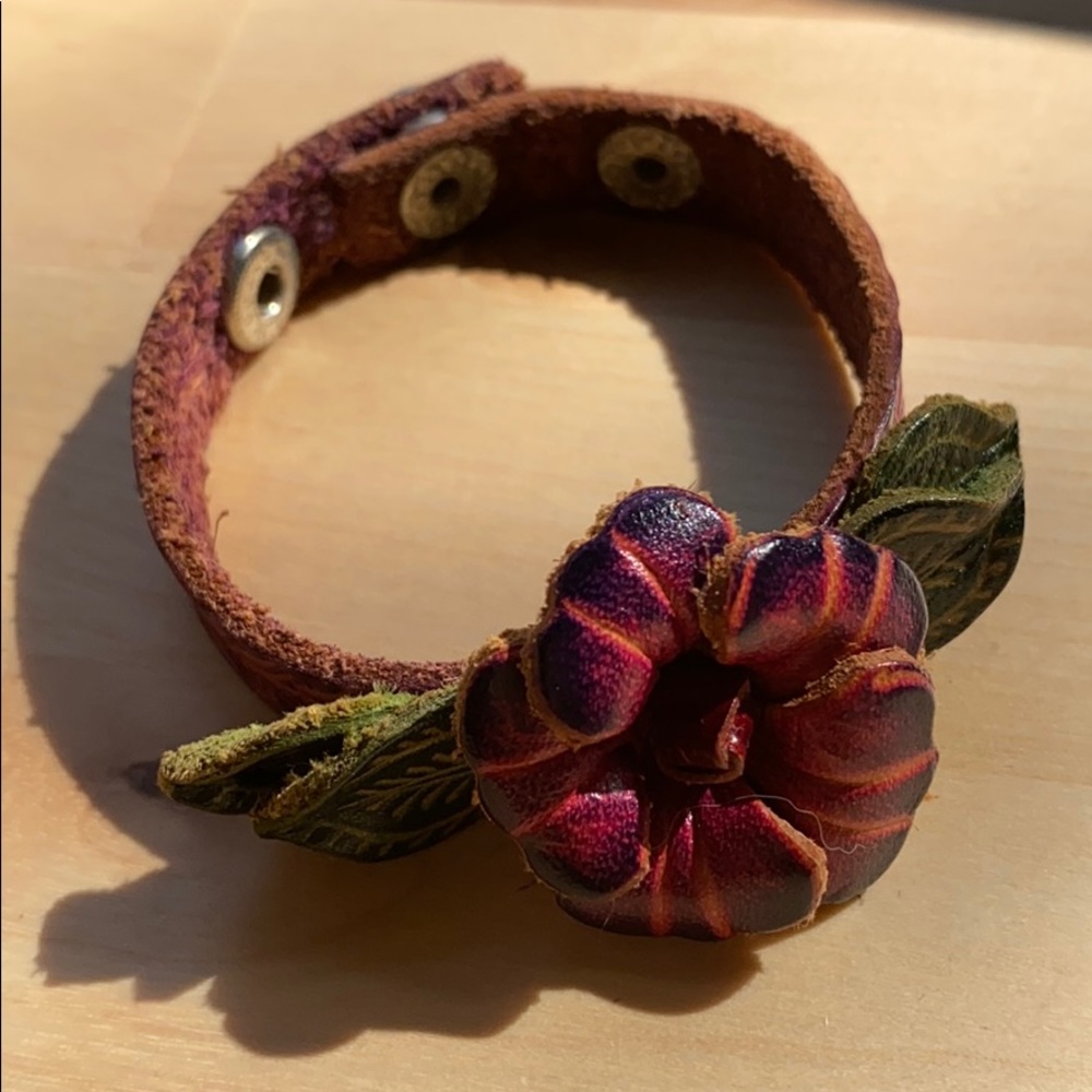NWOT BOHO LEATHER FLOWER BRACELET SNAPS ON